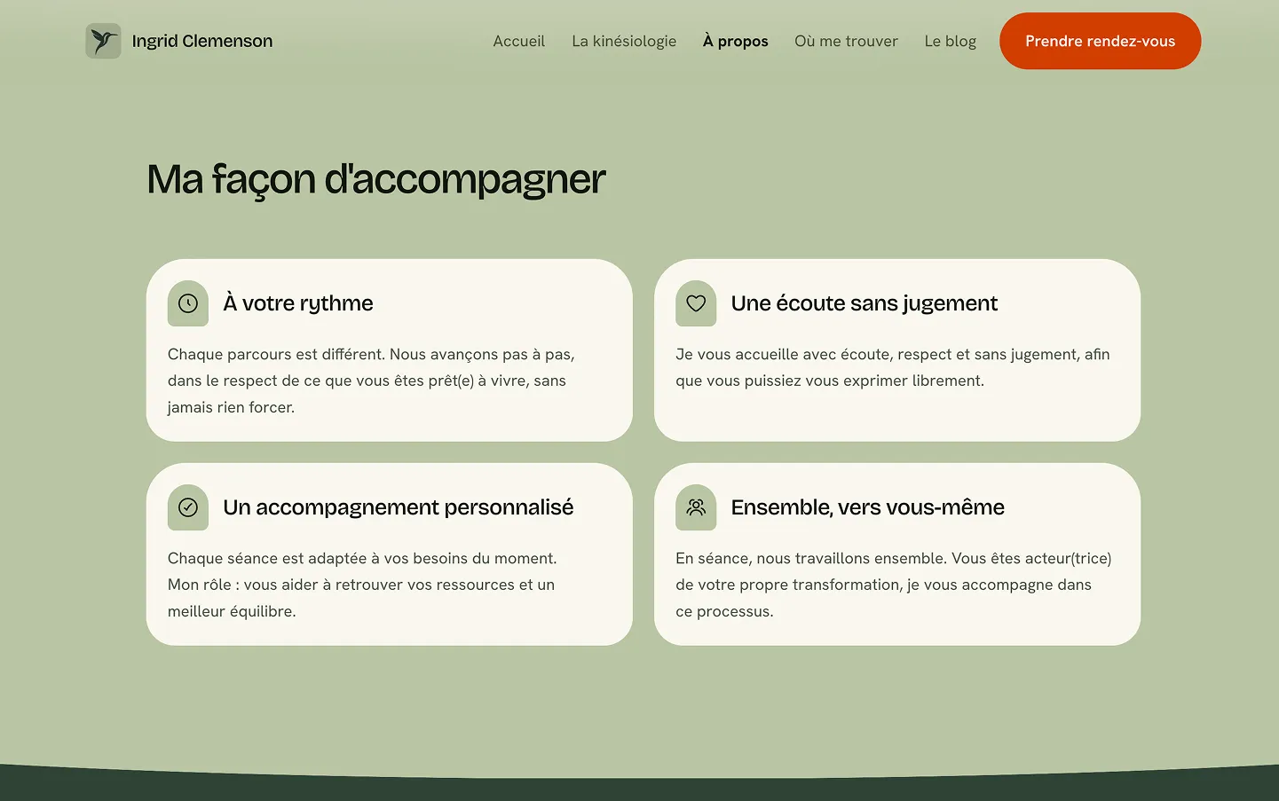 La section « Ma façon d'accompagner » : quatre cartes sur fond vert sauge, du rythme de chacun à l'écoute sans jugement.