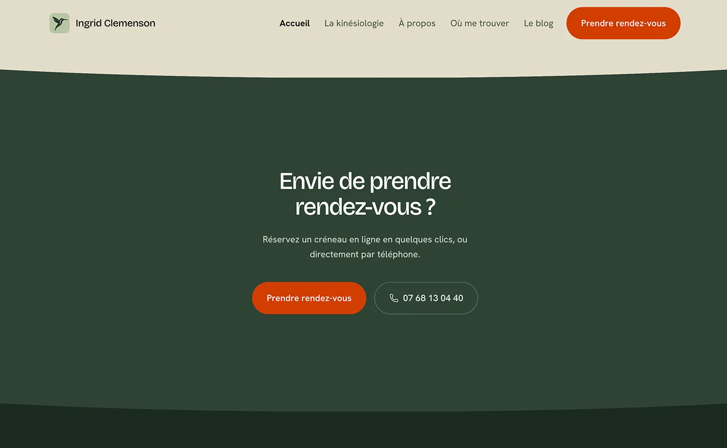 L'appel à prendre rendez-vous, en ligne ou par téléphone, sur fond vert sombre.