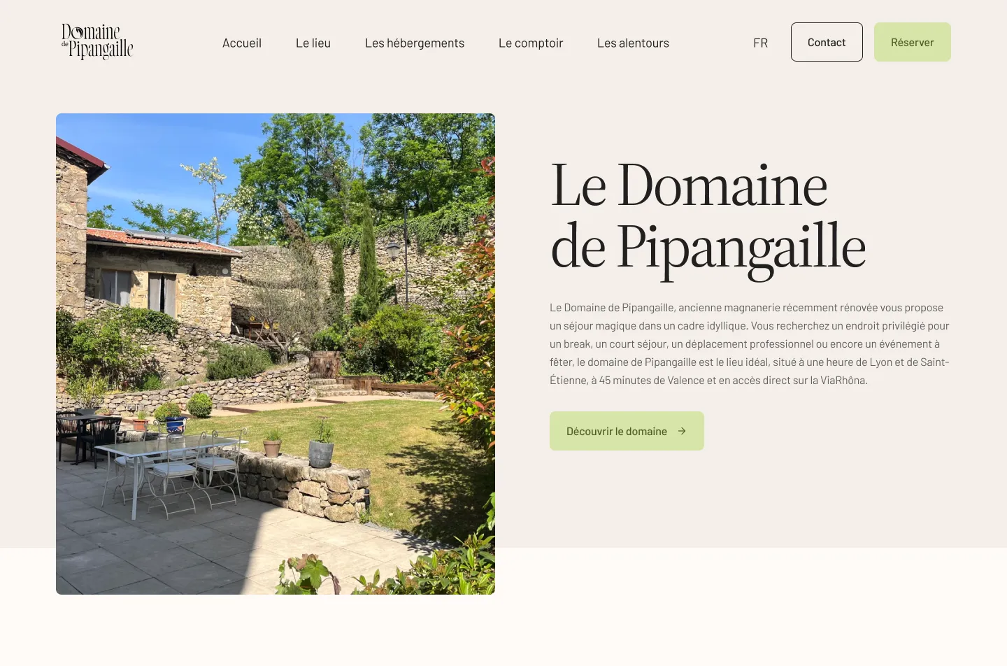 La page d'accueil du Domaine de Pipangaille : le logo, le titre et une photo du jardin et de la terrasse en pierre.