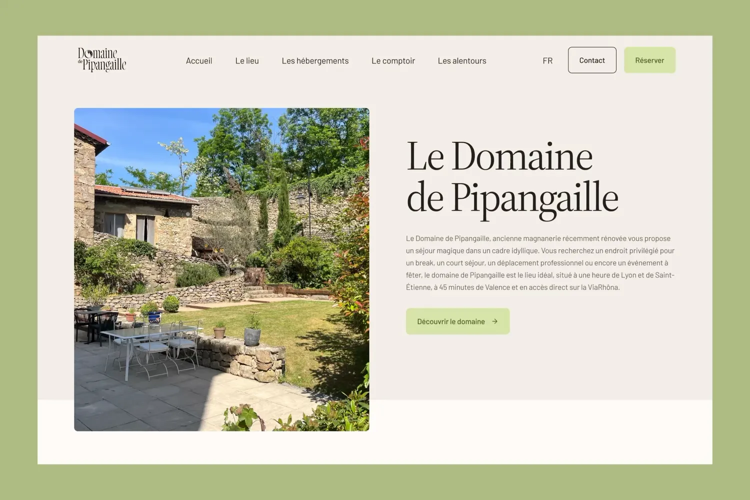 La page d'accueil du Domaine de Pipangaille : le logo, le titre et une photo du jardin et de la terrasse en pierre.